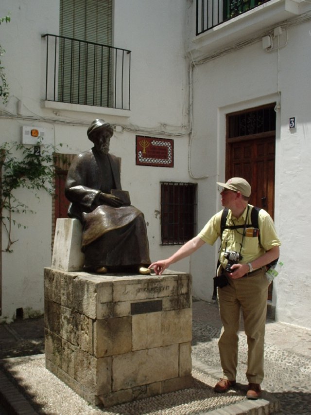 P5230181 Beeld van Maimonides in de straat Judios - raak zijn voeten aan en zijn wijsheid gaat op je over  - Cordoba